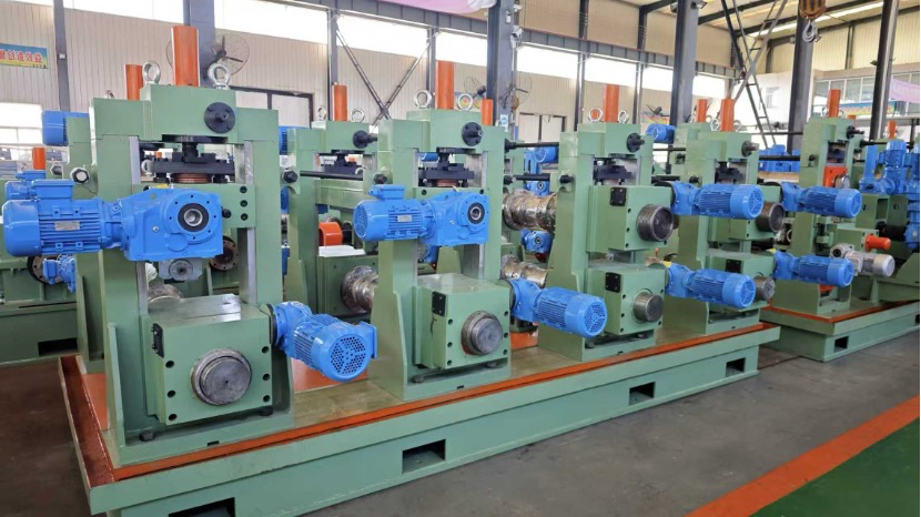 Roll forming machine
